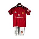 Kit infantil de local del Manchester United 25/26 