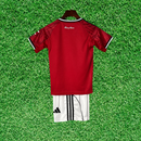 Kit infantil de local del Manchester United 25/26 