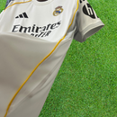 Camiseta de local del Real Madrid 25/26 para aficionados 