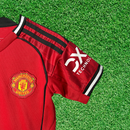 Kit infantil de local del Manchester United 25/26 