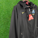 Cortavientos negro brasileño 