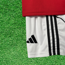 Kit infantil de local del Manchester United 25/26 