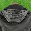 Cortavientos negro brasileño 