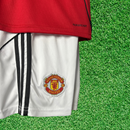 Kit infantil de local del Manchester United 25/26 